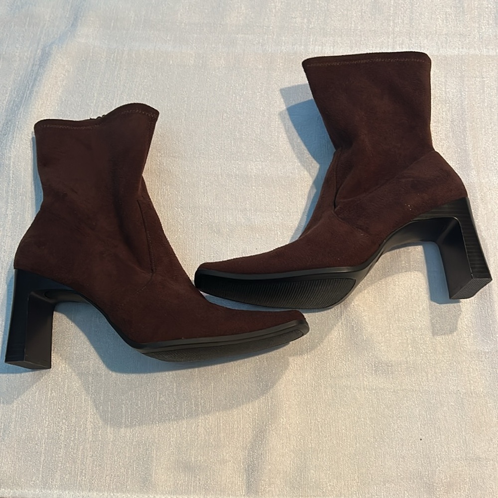 Predictions Women’s Brown Ankle Heeled Boots w/ square heel Size 8.5 Preowned - Picture 4 of 16